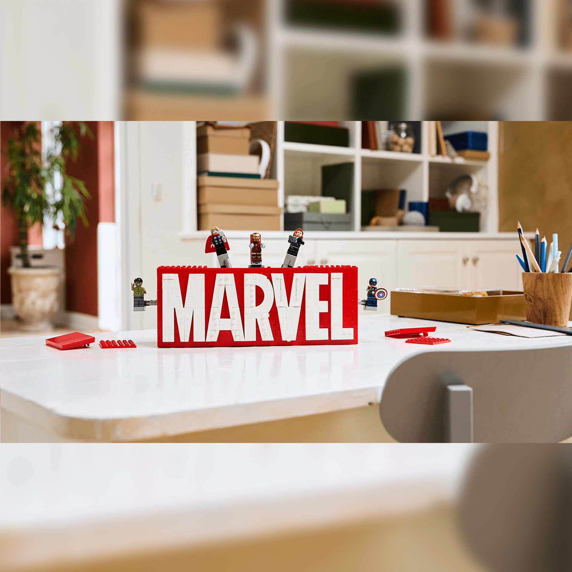 LEGO: Marvel Logo and Minifigures (76313)